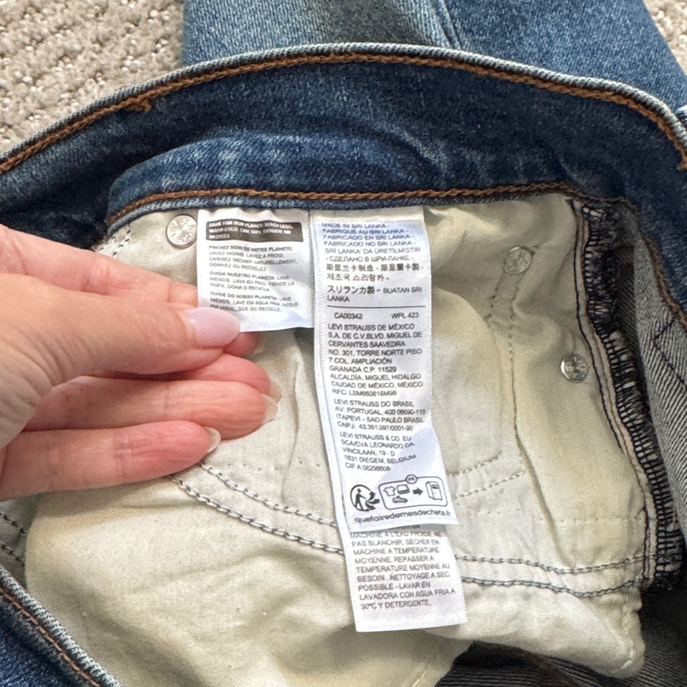 Levi's - Wedgie Straight- NWOT- Size 28 - Picture 7 of 7